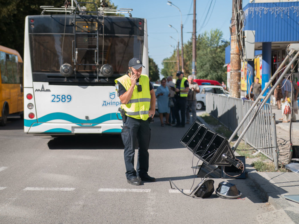 В Днепре светофор упал на проезжую часть, в аварии обвинили водителя троллейбуса (ФОТО)