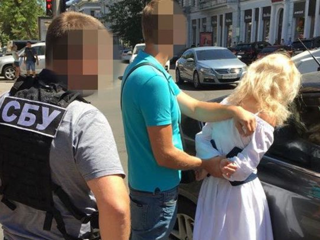 В Одессе при получении взятки задержали подполковника полиции в белом платье (ФОТО)