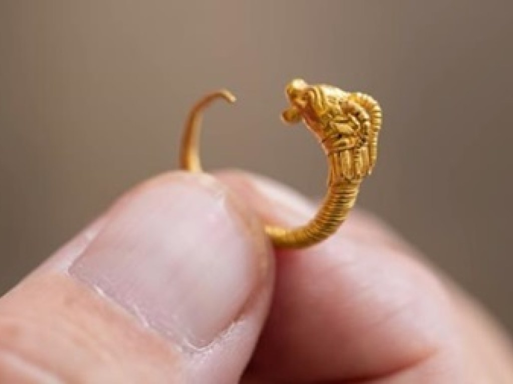 В Израиле нашли золотую серьгу возрастом более двух тысяч лет (ФОТО, ВИДЕО)