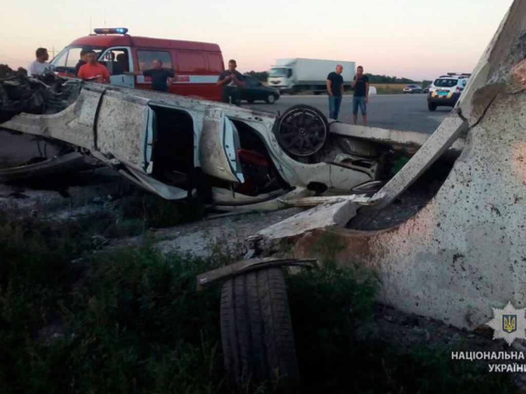 Mercedes снес бетонную остановку в Полтавской области, водитель погиб на месте (ФОТО)