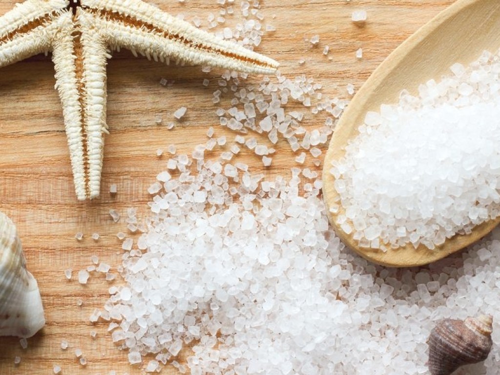 Диетолог рассказал, почему стоит заменить обычную соль морской