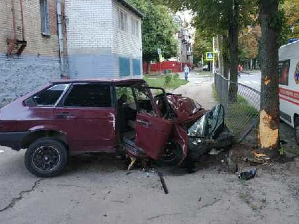В Харькове Lada  врезалась в дерево, водитель попал в больницу (ФОТО)