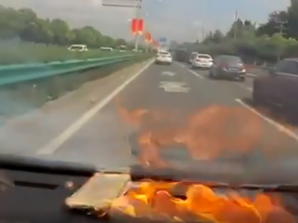 В Китае iPhone самовоспламенился в салоне движущегося авто (ФОТО)