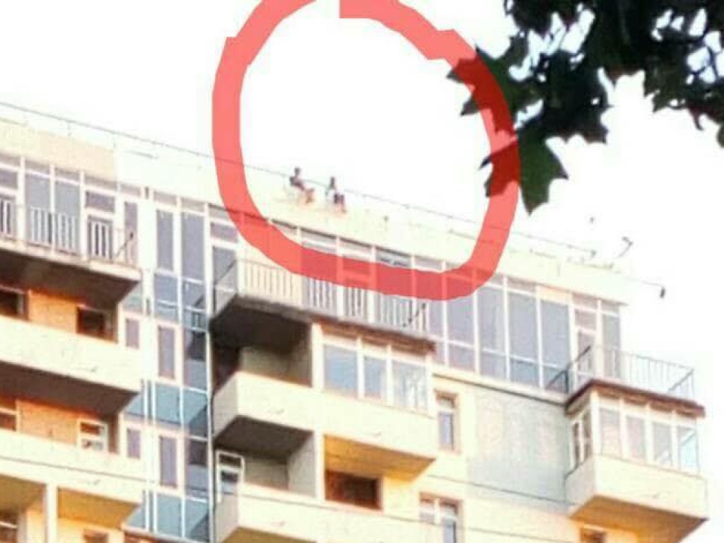 Дети отличились опасными играми на крыше столичной новостройки (ФОТО)