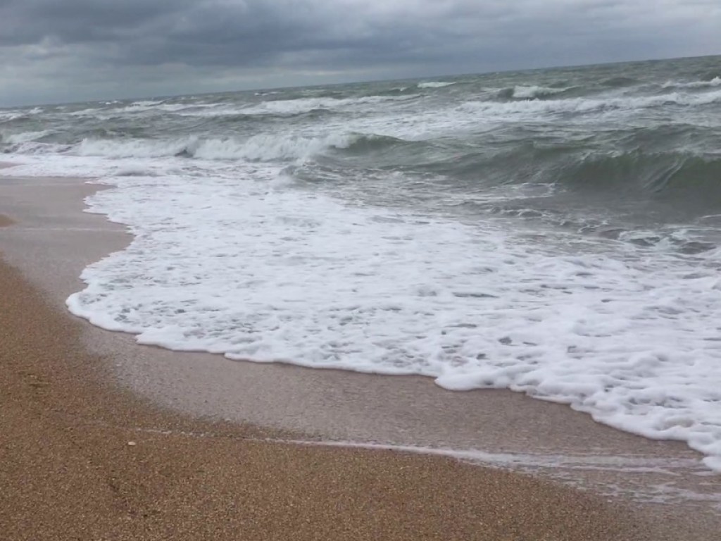 Внимание, отдыхающие: на Азовском море объявлено штормовое предупреждение