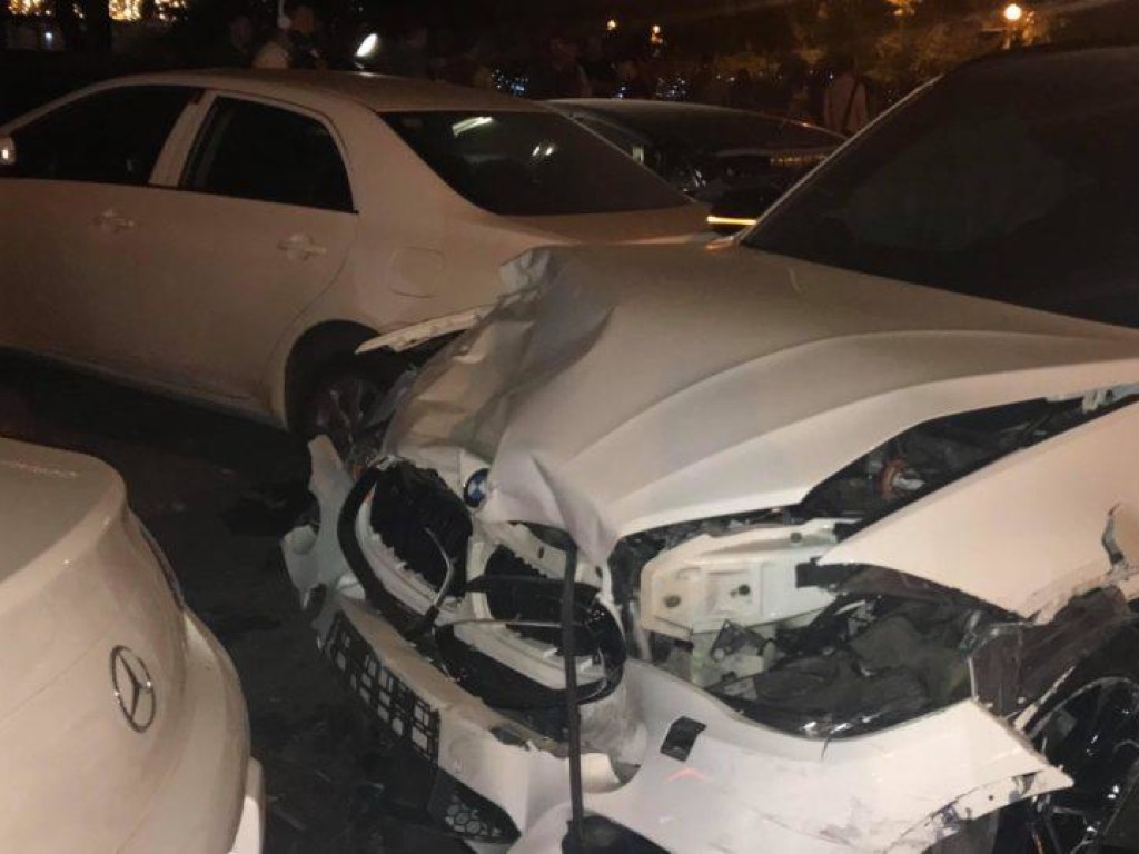 В Одессе белый BMW X5 при ДТП повредил 5 припаркованных авто (ФОТО, ВИДЕО)