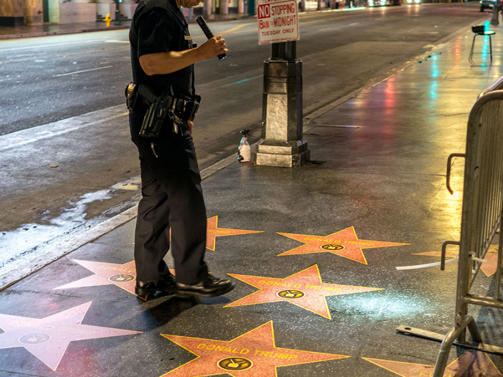 На голливудской Аллее Славы появились фальшивые звезды с именем Трампа (ФОТО)