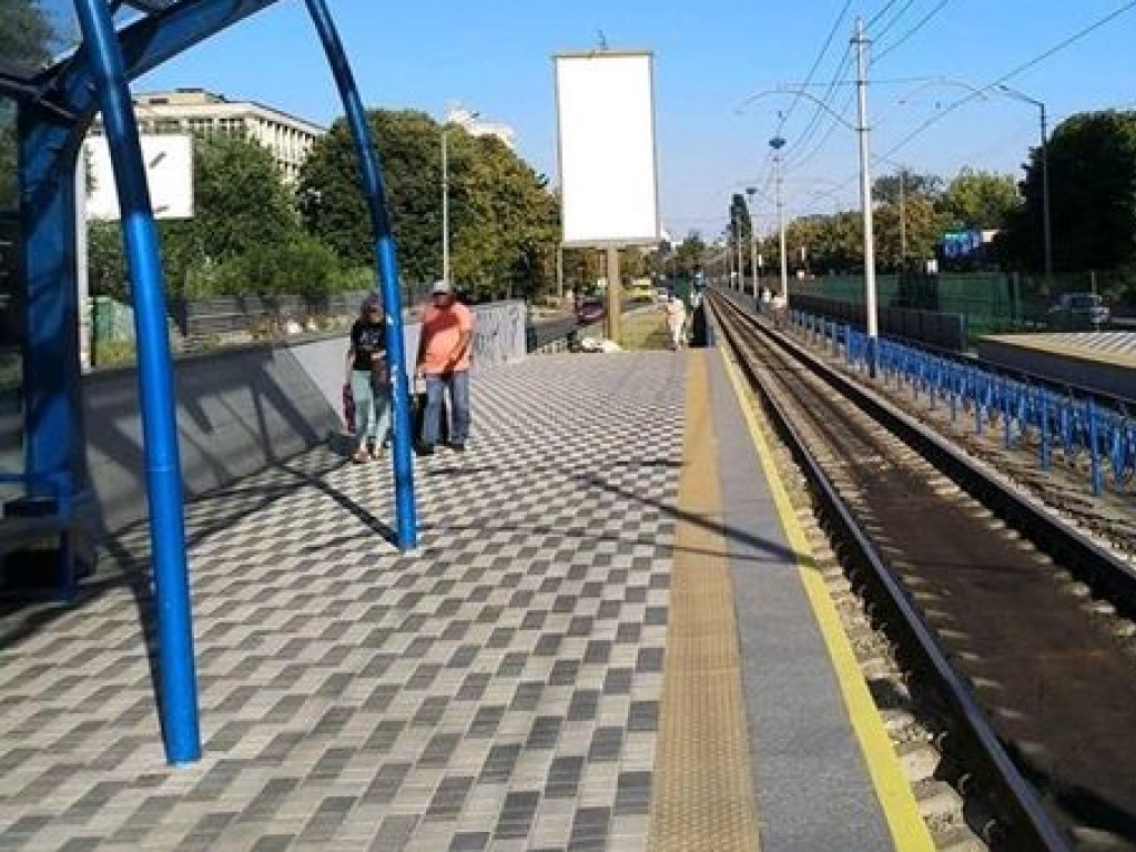 В Киеве между остановками «Политехническая» и «Полевая» сошел с рельс скоростной трамвай: движение заблокировано  