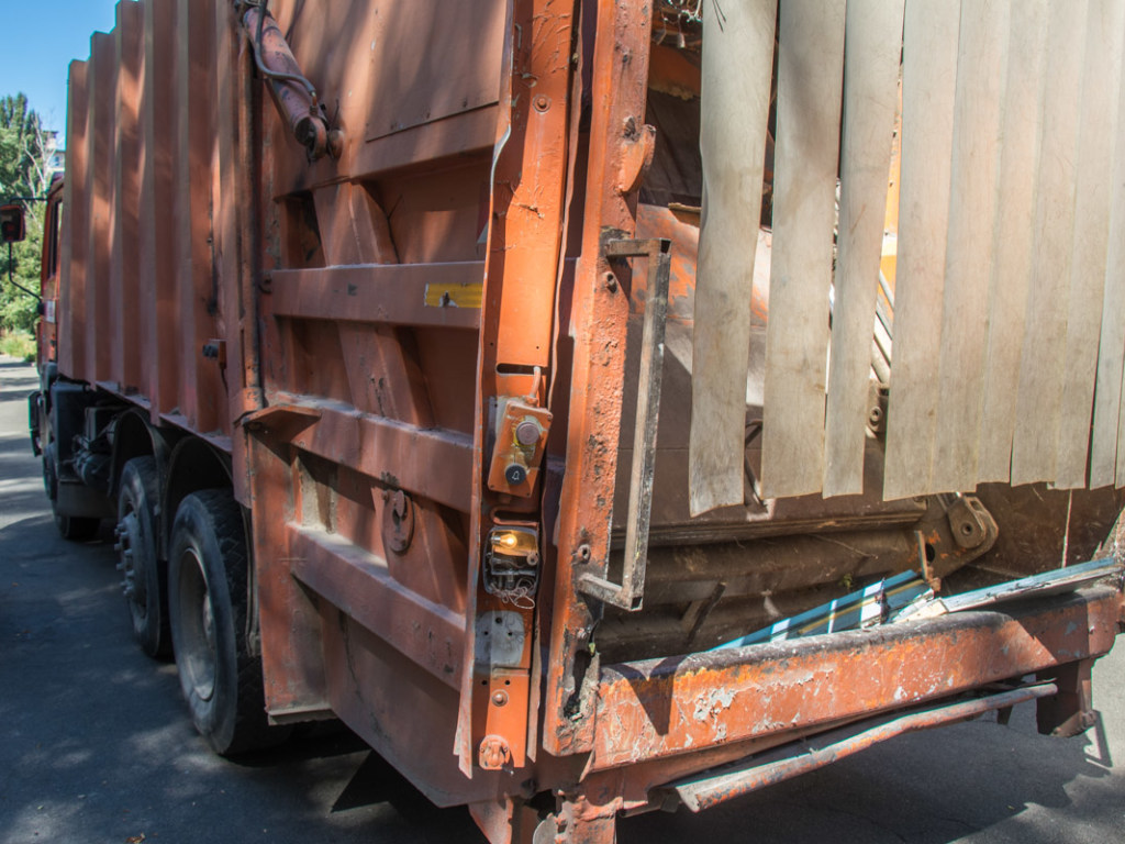 АТОшнику оторвало руку мусоровозом на Соломенке в Киеве (ФОТО)