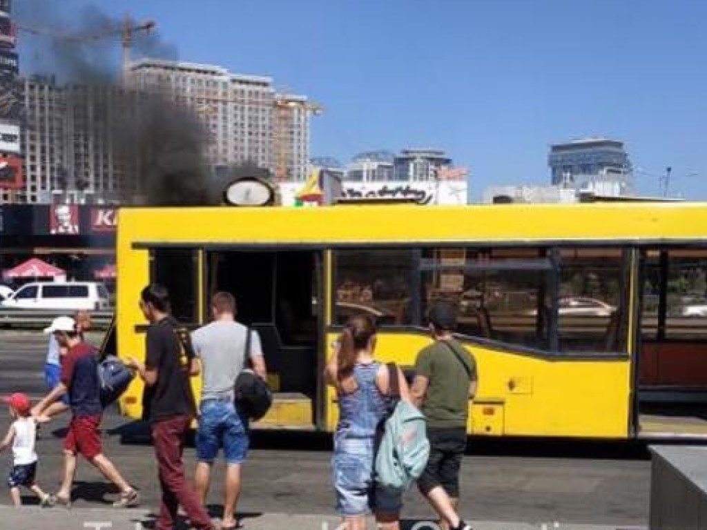 В Киеве у метро «Осокорки» загорелся автобус с пассажирами (ФОТО)