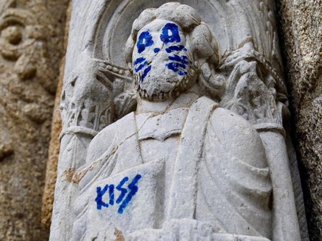 На мраморной статуе святого в соборе 12 века нарисовали кошачьи усы (ФОТО)