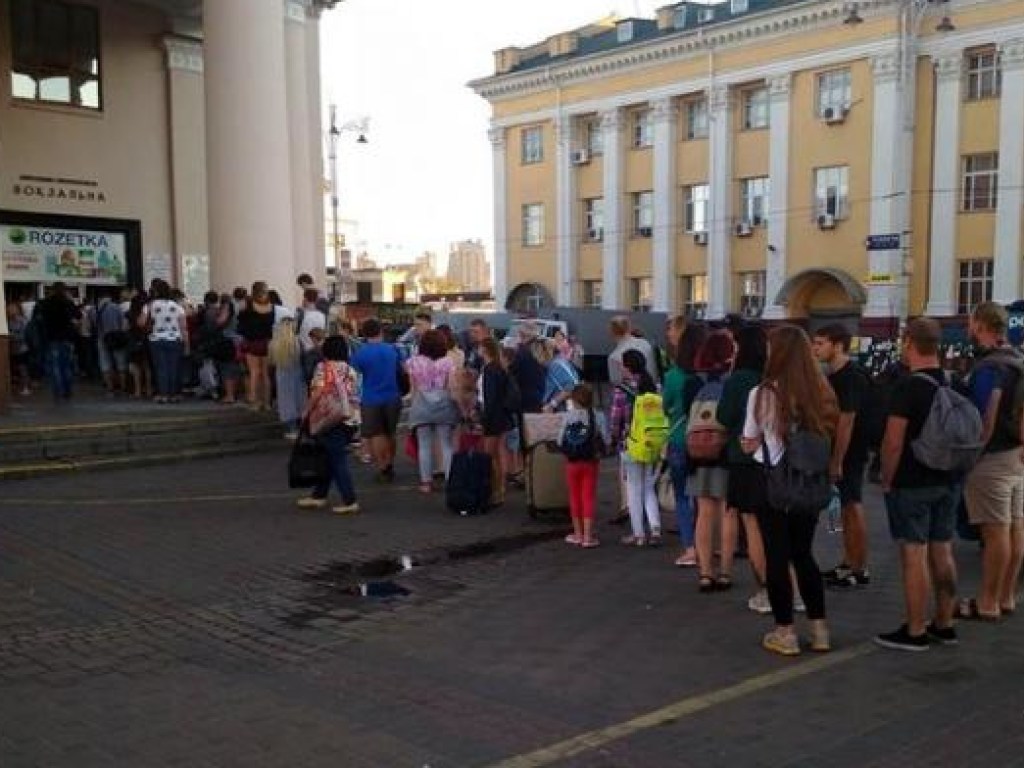 В соцсети ужаснулись: на станции метро «Вокзальная» образовалась огромная очередь за жетонами (ФОТО)
