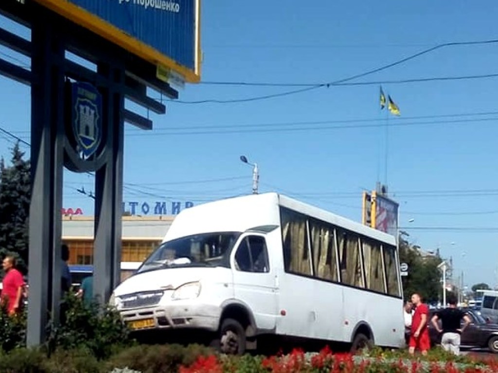 «Бросало» по всей дороге: В Житомире у маршрутки с пассажирами отказали тормоза, есть пострадавшие (ФОТО)
