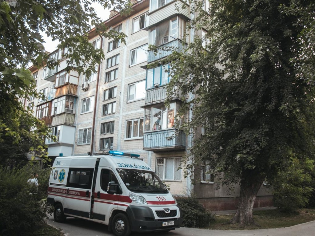 Находился в неадекватном состоянии: на Нивках в Киеве с балкона выпал обнаженный мужчина (ФОТО)