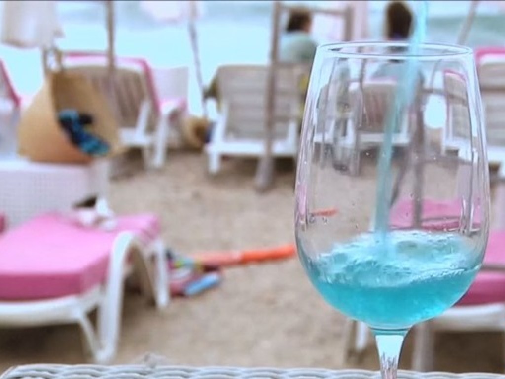 Голубое вино завоевывает популярность в Европе (ВИДЕО, ФОТО)