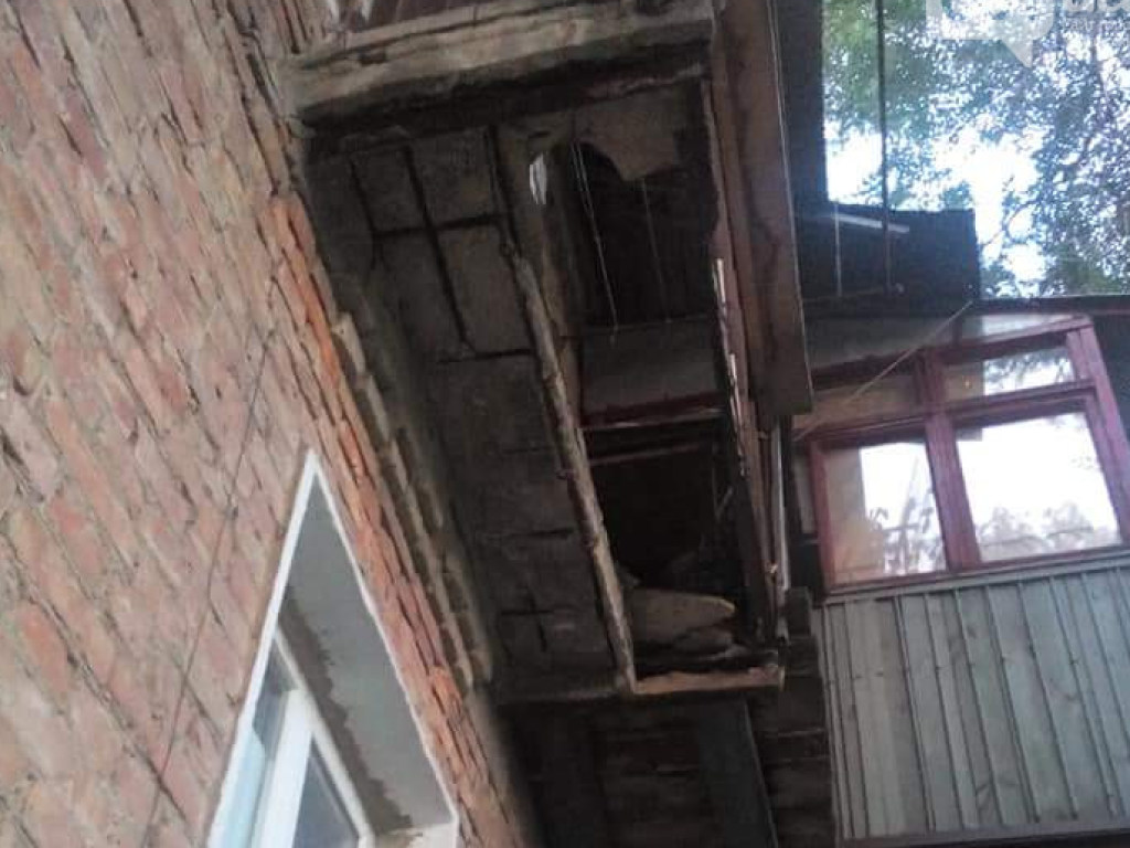 В Запорожье обрушился балкон, пострадала девушка (ФОТО)