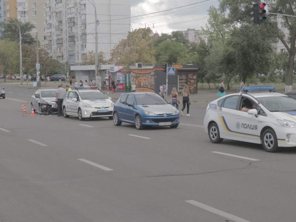 На Оболони В Киеве столкнулись машина такси Uber и Lada: пострадал пассажир (ФОТО)