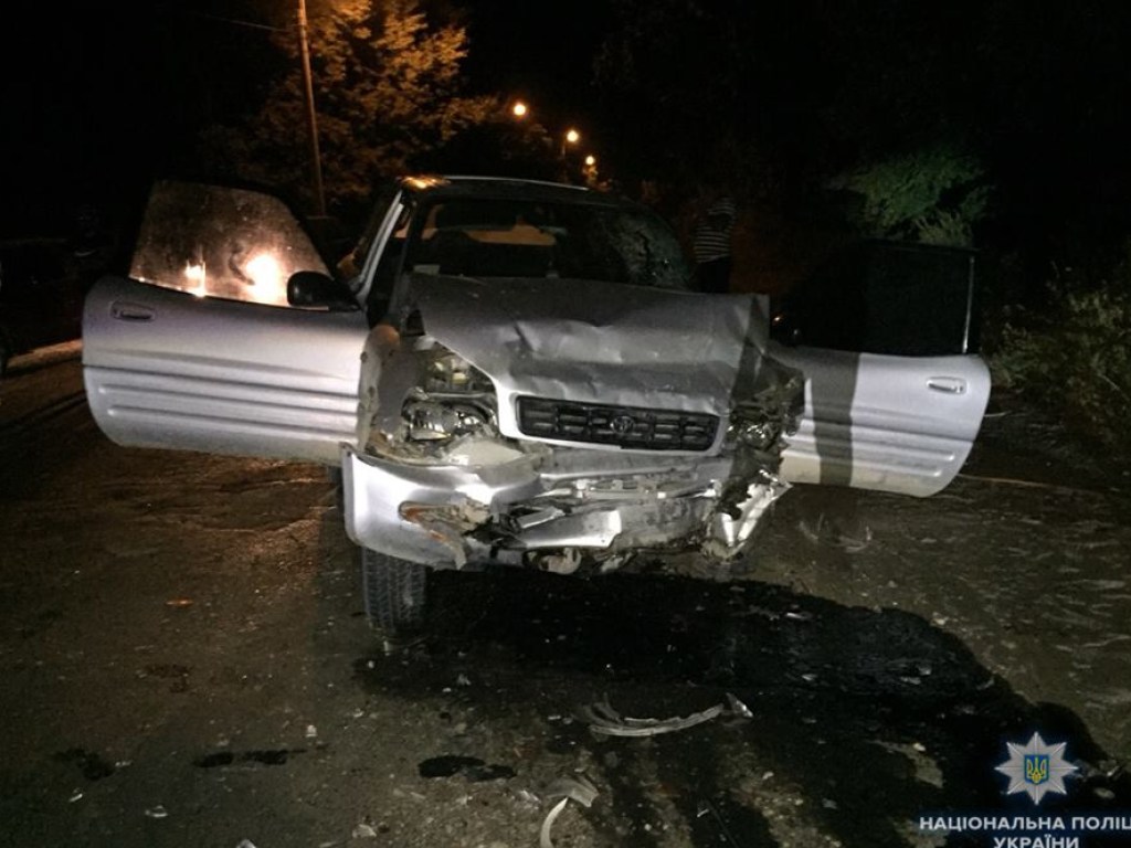 Ночное ДТП на Закарпатье: Toyota вышла на «встречку» и взрезалась в микроавтобус Renault (ФОТО)