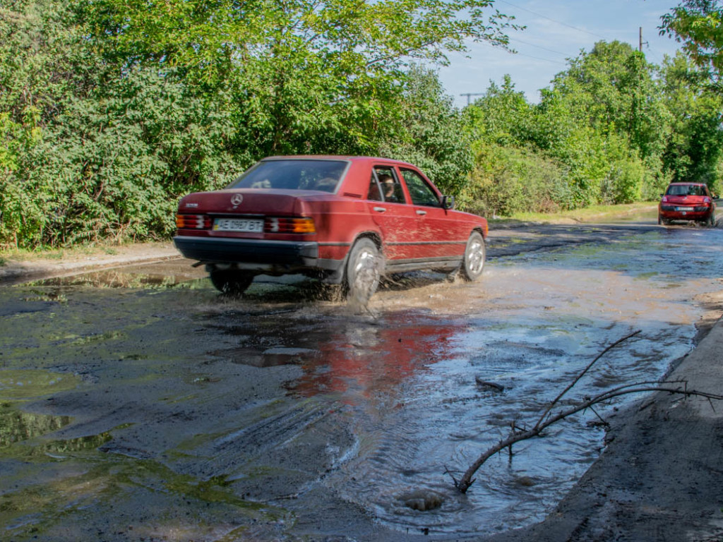 Прорыв водопровода: одна из улиц Днепра превратилась в реку (ФОТО)