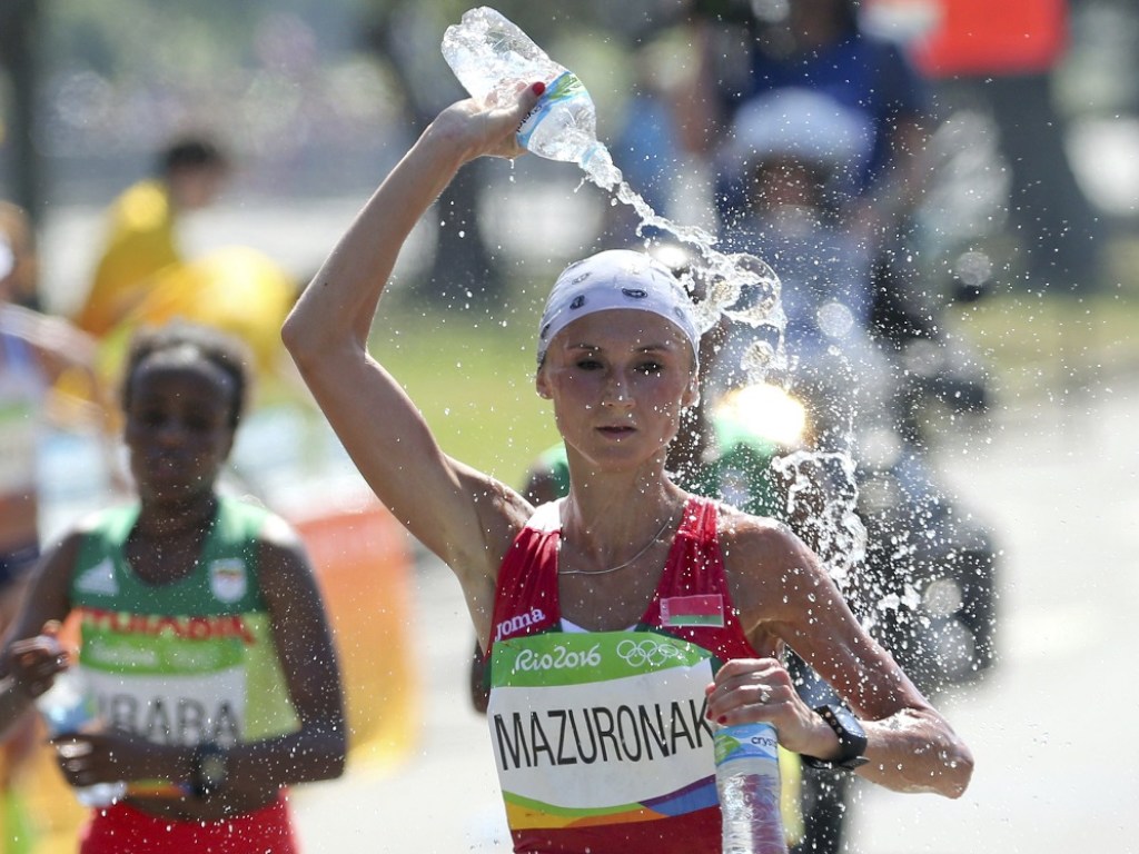 Прибежала первой: Белорусская спортсменка во время марафона боролось с кровотечением из носа (ВИДЕО)