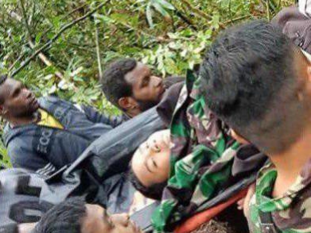 В Индонезии разбился самолет: выжил только маленький мальчик (ФОТО)