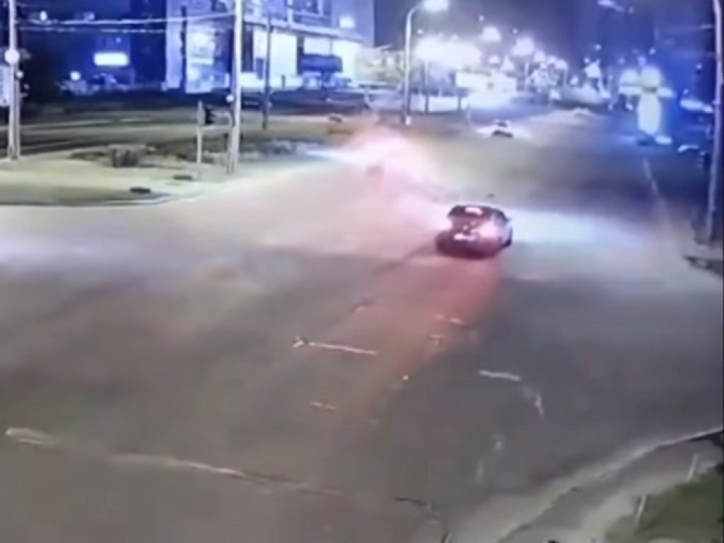 Lexus на скорости сбил пешехода на Осокорках в Киеве: появилось видео