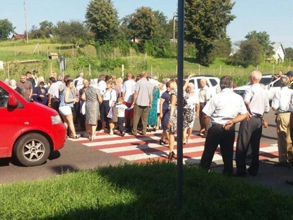 В Львовской области жители перекрыли трассу из-за отсутствия электроснабжения (ФОТО)