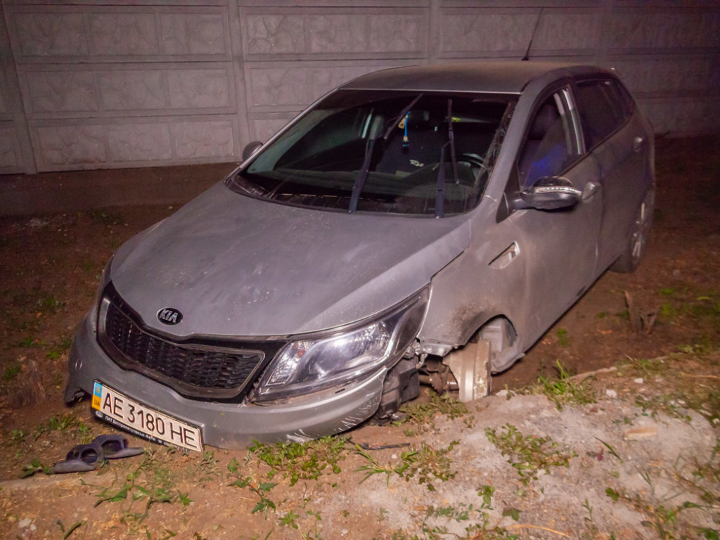 Мчался без покрышки: в Днепре пьяный водитель Kia во время погони сильно повредил авто (ФОТО)