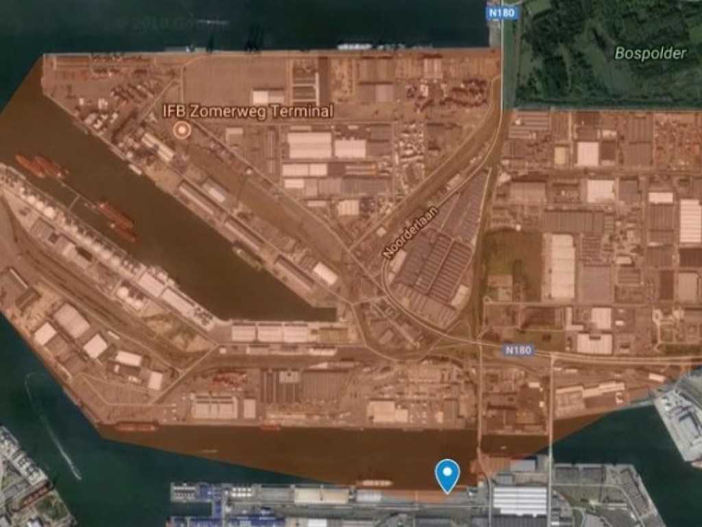Порт Антверпена эвакуировали в связи с пожаром на складе с химикатами (ФОТО, ВИДЕО)
