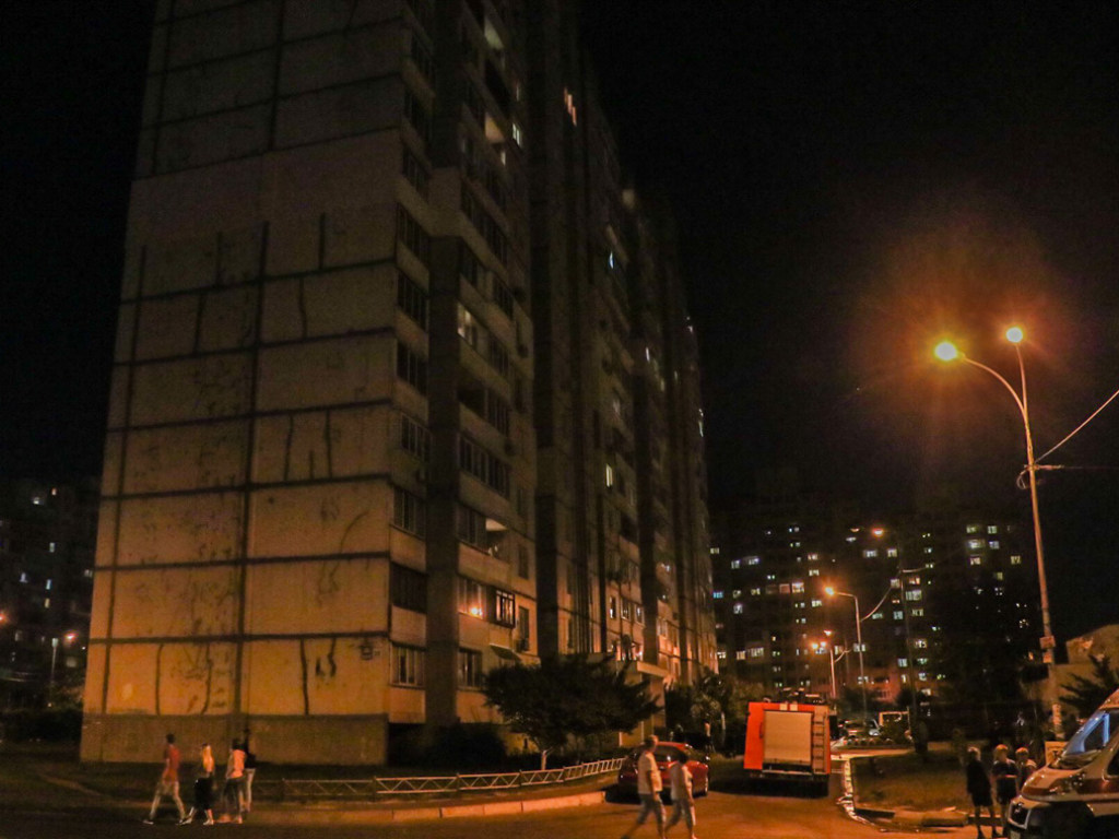 На ДВРЗ в Киеве произошел пожар в многоэтажке (ФОТО)