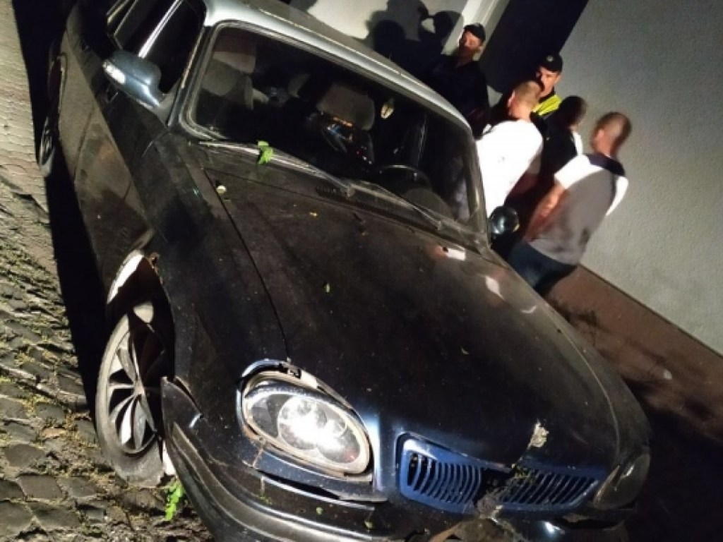 В Мукачево пьяный за рулем «Волги» снес фонарный столб (ФОТО)