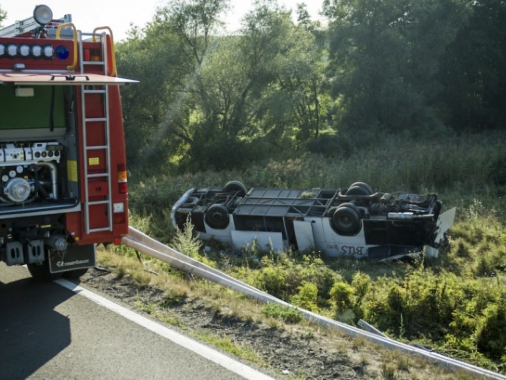 В Венгрии перевернулся автобус с украинцами, 13 человек пострадало (ФОТО)