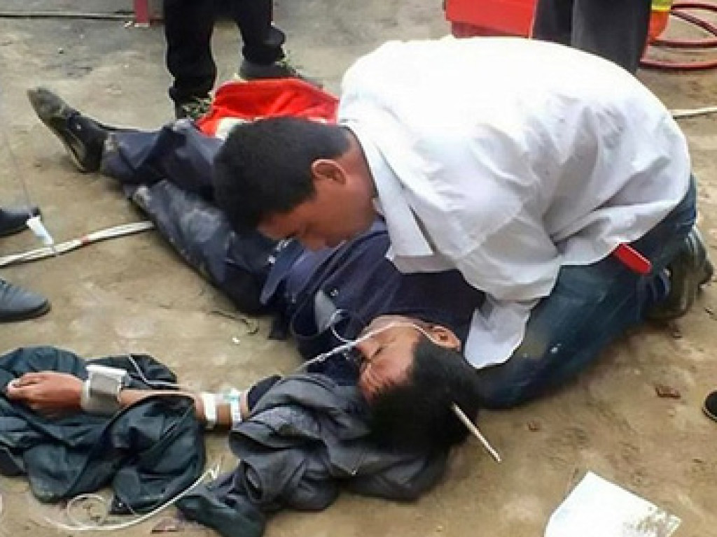 Китайский рабочий выжил после страшного инцидента с металлическим прутом (ФОТО)