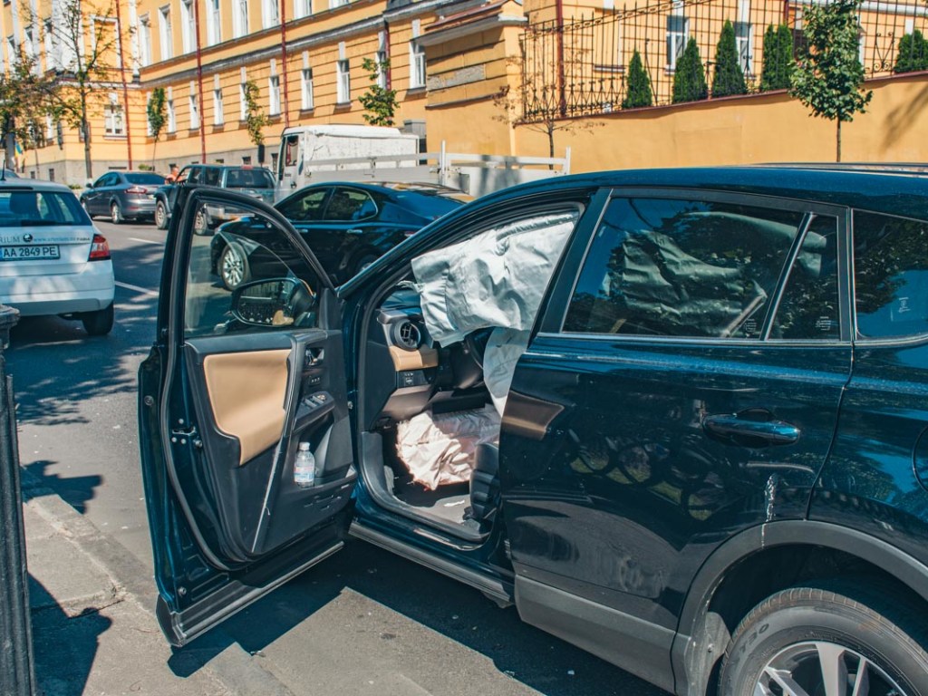 В центре Киева столкнулись Lada и Toyota, пострадали две женщины (ФОТО)