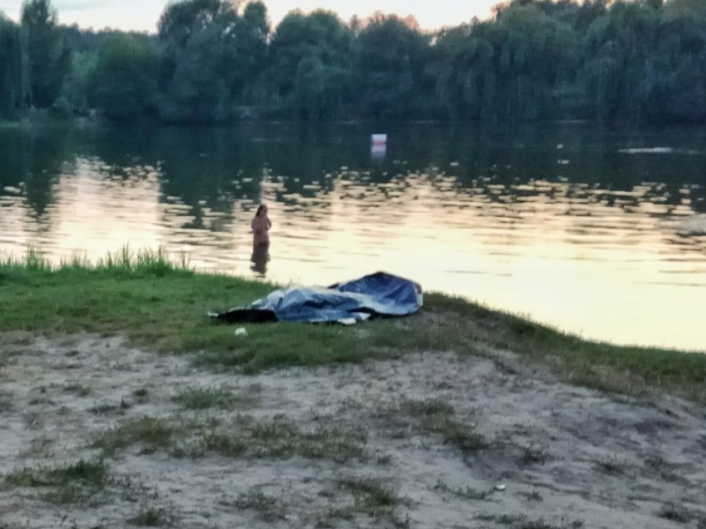 В Киеве опьяневший мужчина пошел купаться с 7-детней дочкой и утонул (ФОТО)