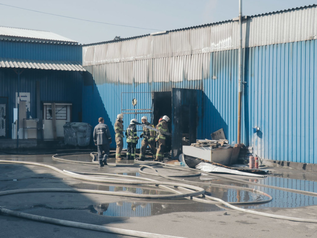 В Киеве у «Эпицентра» сгорел мебельный цех (ФОТО)