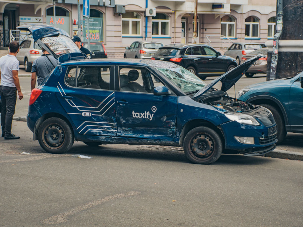 В Киеве на Подоле Skoda столкнулась с Daewoo и перевернулась на крышу (ФОТО)
