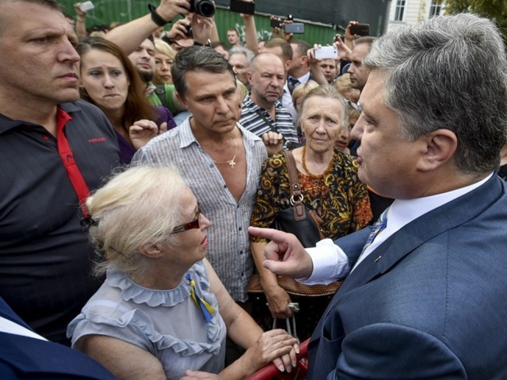Запрашивая у Президента повышение пенсий и зарплат, украинцы переоценили его возможности – политолог