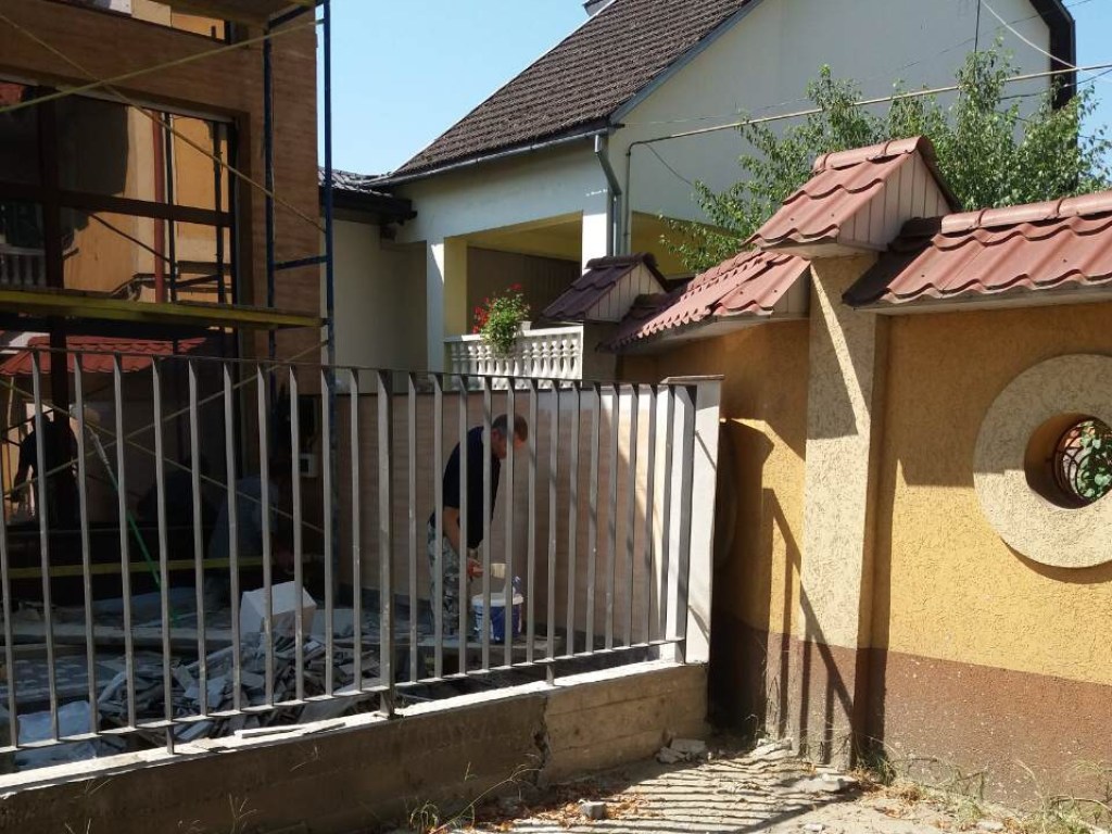 Беспредел на местах: В Закарпатской области суд возвел бетонную стену у чужой собственности (ФОТО)