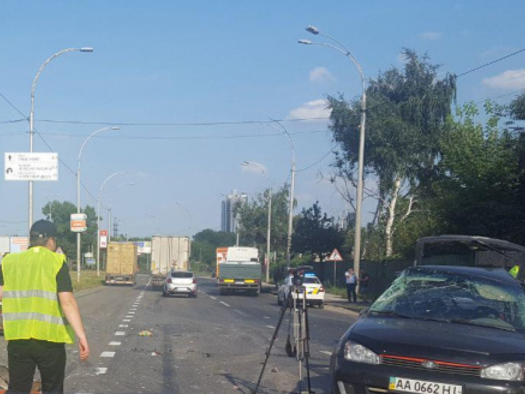 Семь автомобилей разбились в ДТП в Голосеевском районе Киева, пострадала годовалая девочка (ФОТО)