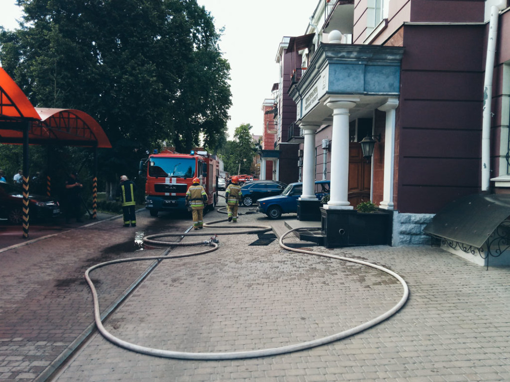 В Киеве загорелось здание областной прокуратуры: работников эвакуировали (ФОТО)