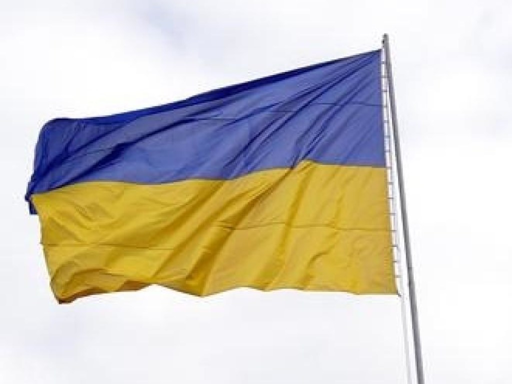 В Луганской области пьяный мужчина сорвал украинский флаг со здания прокуратуры