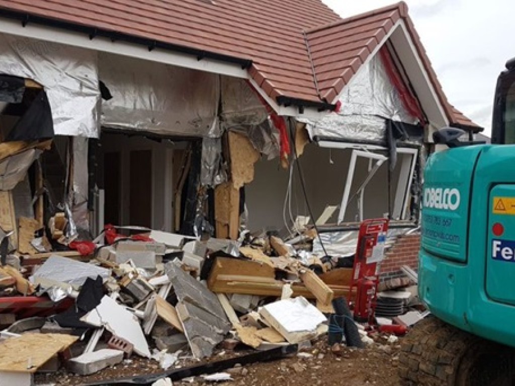 Обманутый строитель из мести разрушил пять домов