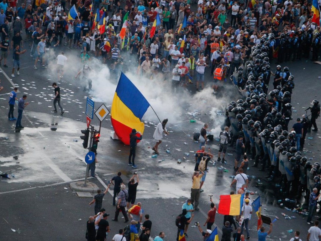 Антиправительственные акции в Румынии будут продолжаться до отставки премьера Дэнчилэ &#8212; европейский эксперт