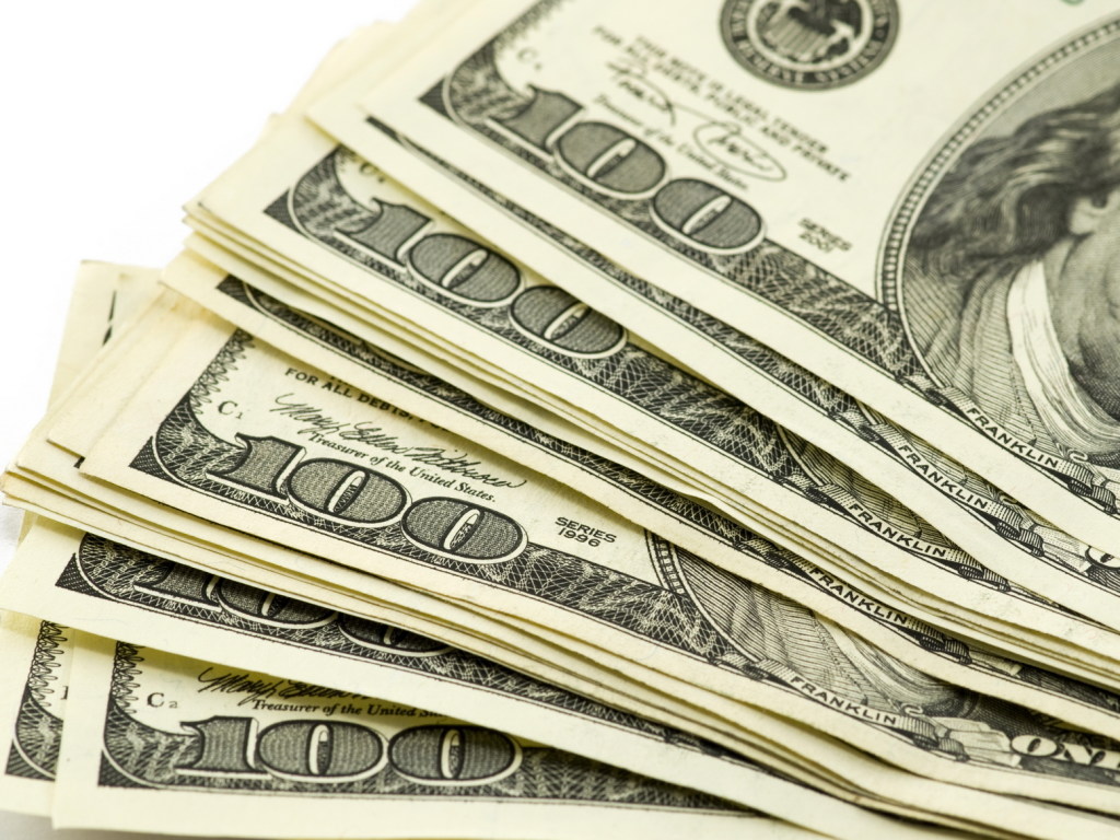 В августе доллар может подешеветь, если банки приостановят закупку иностранной валюты &#8212; эксперт
