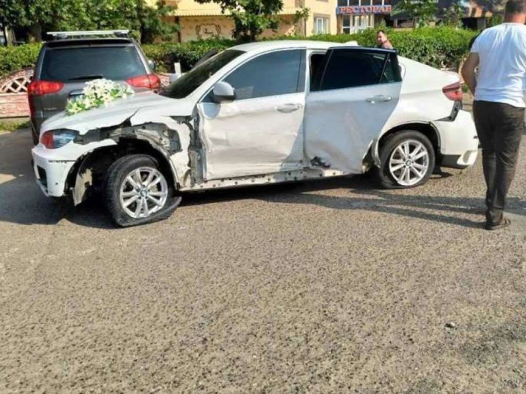 Свадебный автомобиль разбился у ресторана под Черновцами (ФОТО)