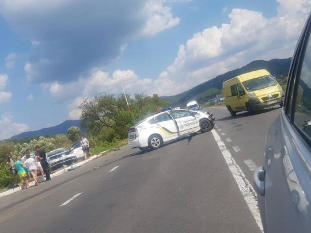 На Закарпатье Volkswagen врезался в патрульное авто, есть пострадавшие (ФОТО)