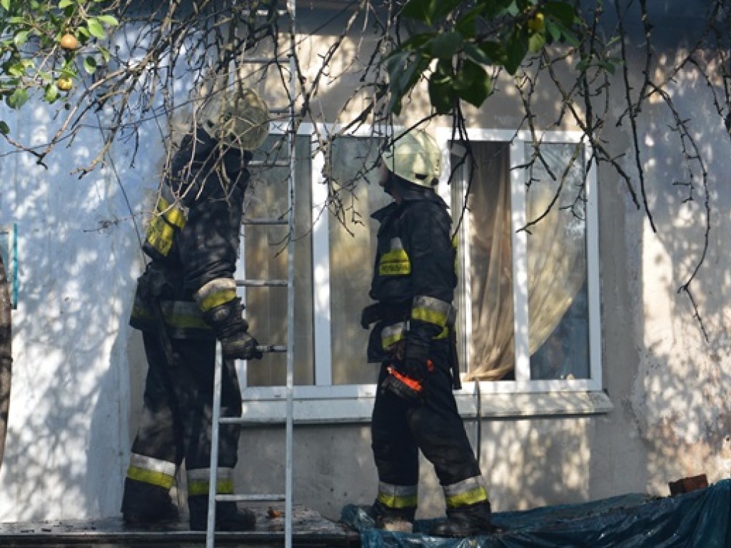 В Днепре загорелся жилой дом: погибли два человека (ФОТО, ВИДЕО)