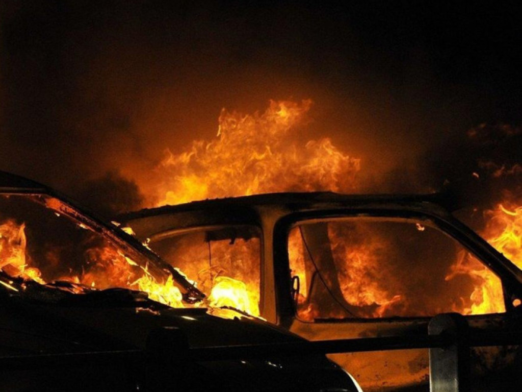 Ночью в Черновцах горел припаркованный BMW