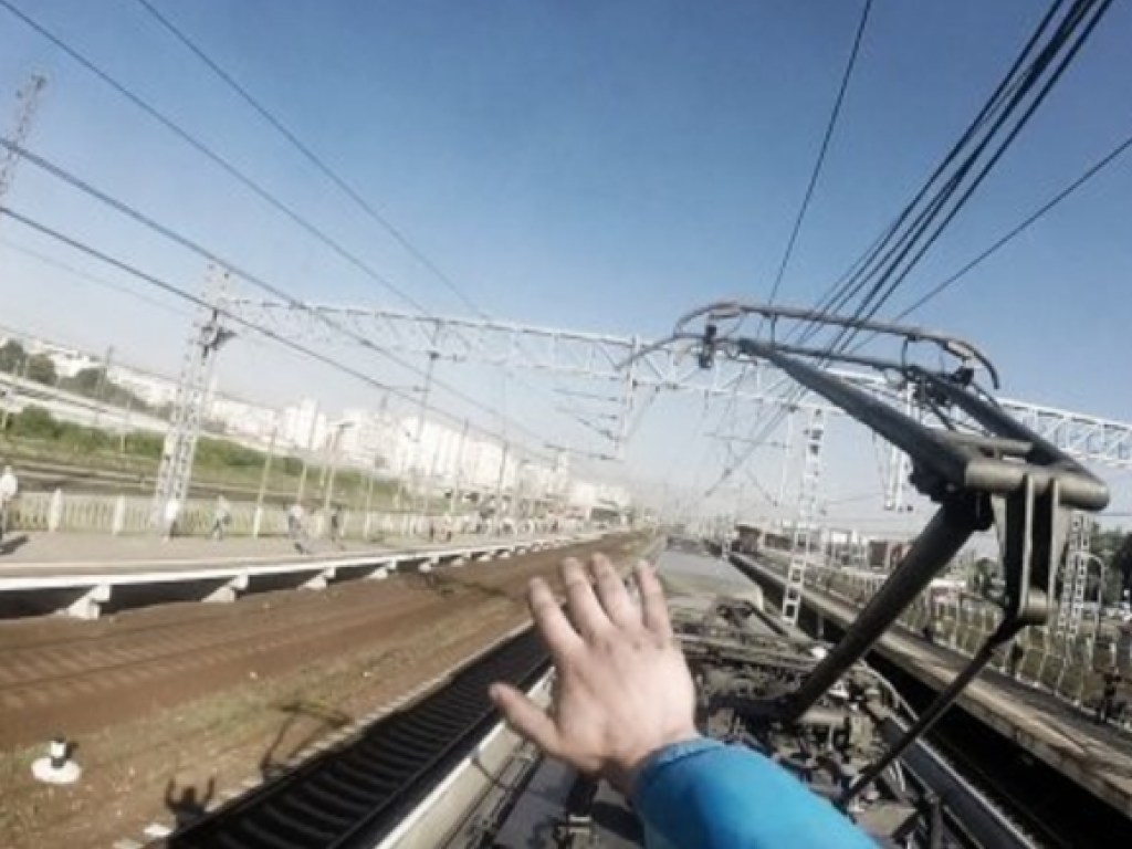 Разряд в 36 тысяч вольт: В Киеве проводника поезда ударило током, вся одежда мужчины сгорела (ВИДЕО)